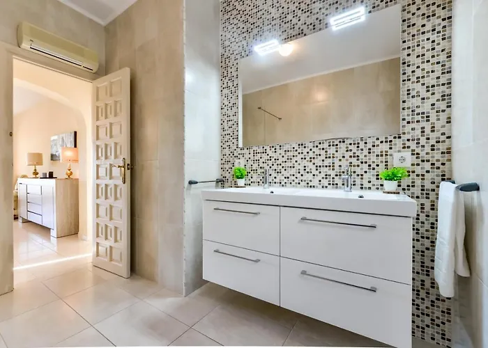 빌라 Guzman - Cucarres *