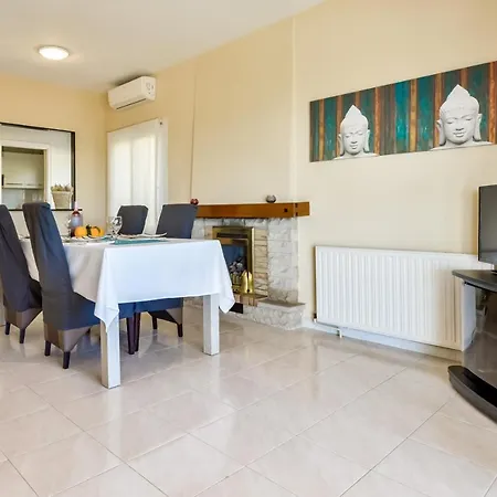 Guzman - Cucarres Villa *