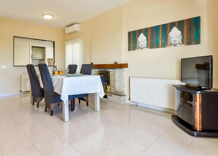 Guzman - Cucarres Willa *