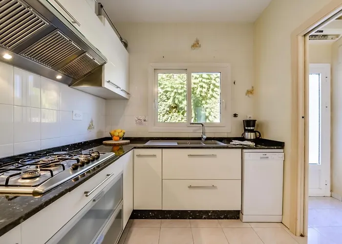 Guzman - Cucarres Willa