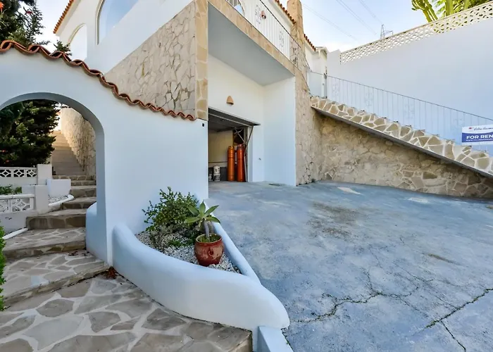 Guzman - Cucarres Willa *