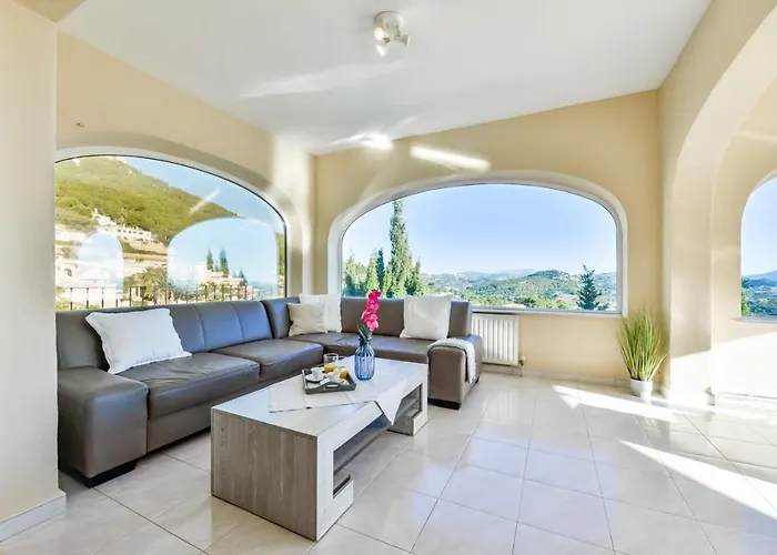 Guzman - Cucarres Willa *