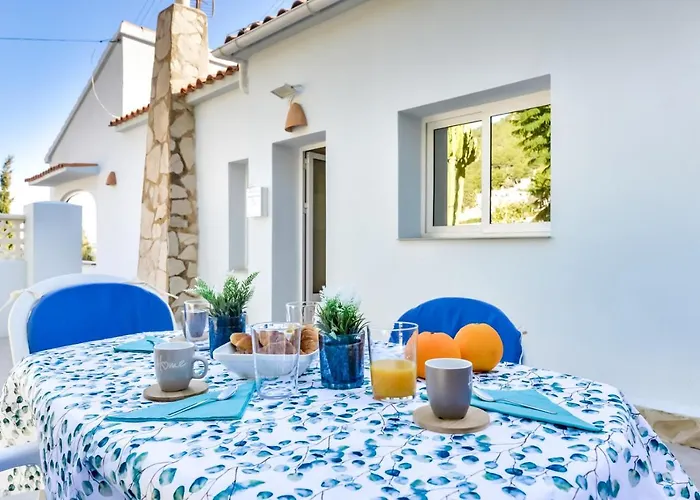 Guzman - Cucarres Willa