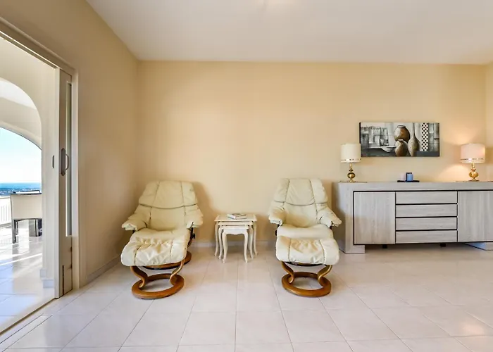 Guzman - Cucarres Willa *