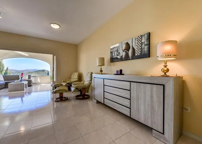 Guzman - Cucarres Vila